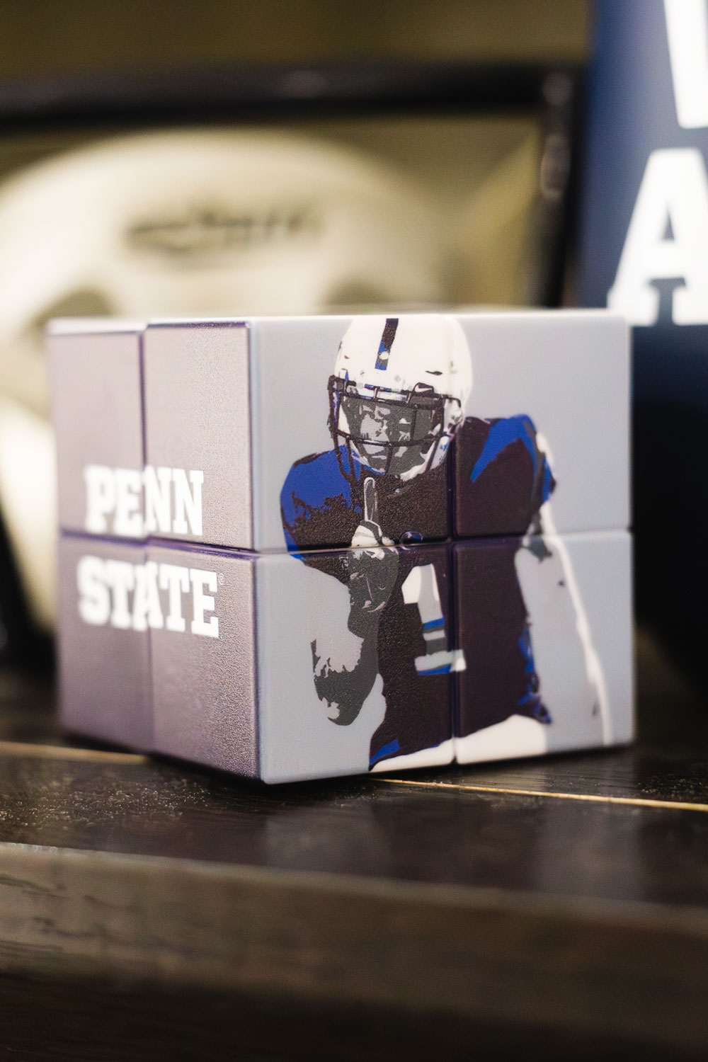 tailgate-cube Football player cube puzzle.