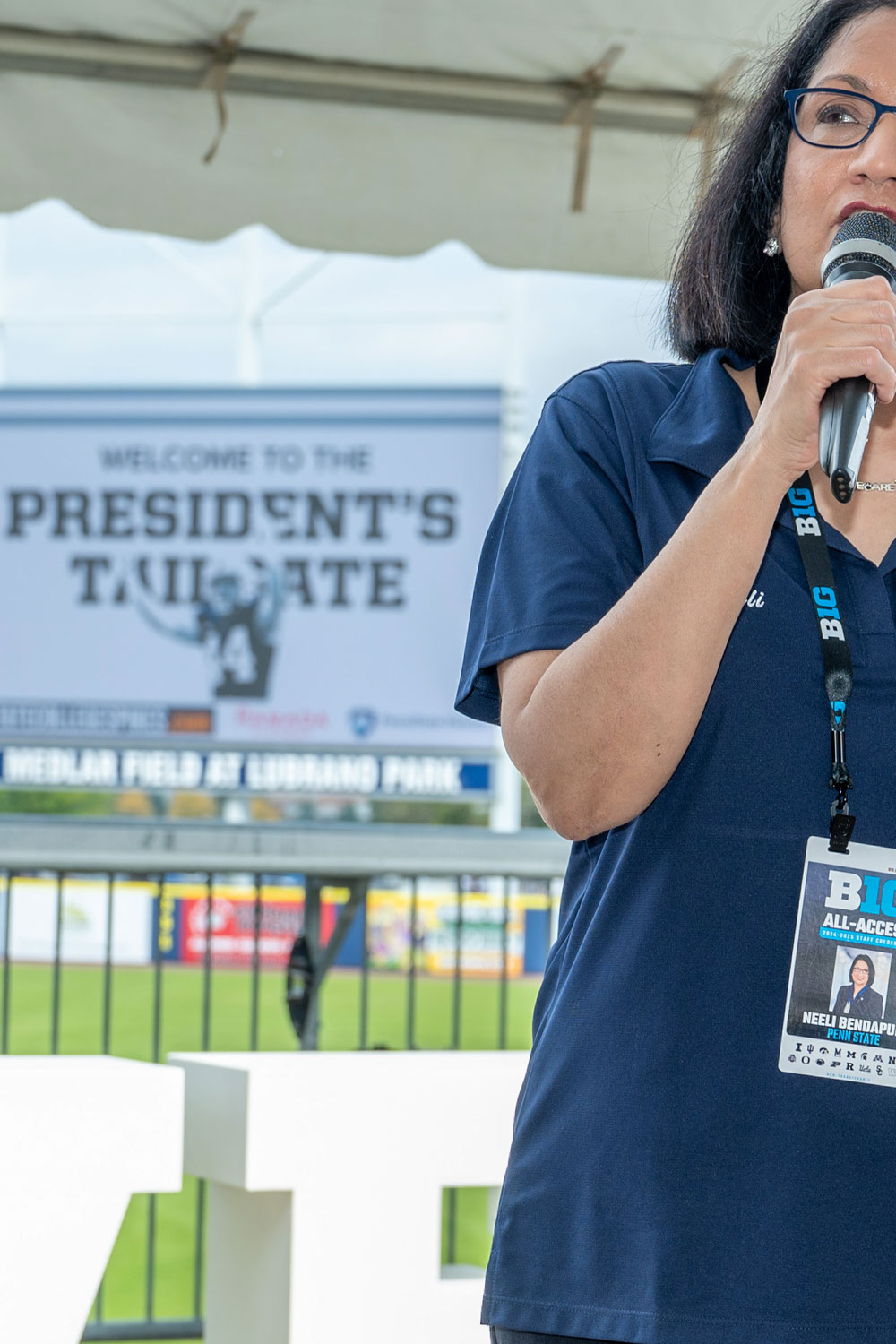 tailgate-scorebord Neeli Bendapudi speaking at a President's Football Tailgate.